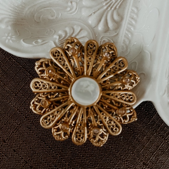 Vintage Antique Gold and Pearl Round Flower Crystal Petal Classic Brooch - Picture 3 of 7